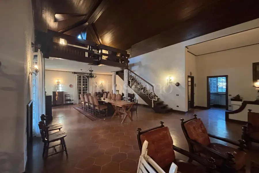 Villa Plurifamiliare in vendita di 370 mq a €1.200.000 (rif. 43/2025)