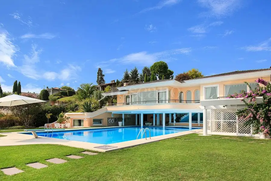 Villa in vendita di 1.300 mq trattativa riservata (rif. 38/2024)