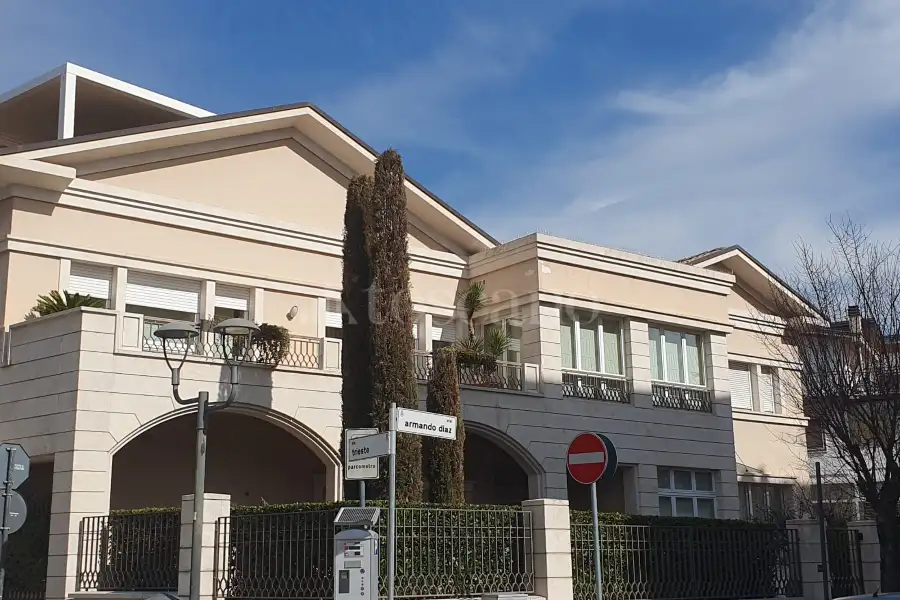 Villa in vendita di 800 mq trattativa riservata (rif. 23/2024)