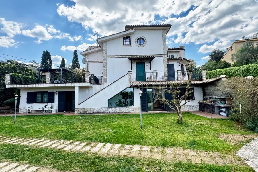 Villa in vendita di 356 mq a €849.000 (rif. 12/2026)