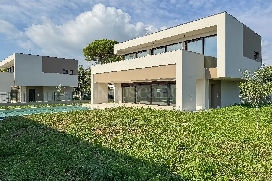 Villa in vendita di 335 mq a €1.690.000 (rif. 11/2025)