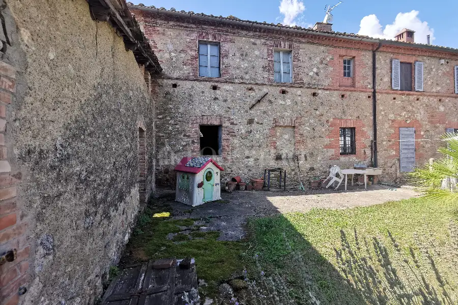 Casale in vendita di 900 mq a €850.000 (rif. 53/2022)