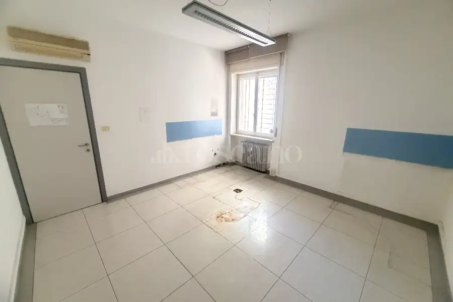 Negozio in affitto di 100 mq a €1.600 (rif. 13/2026)