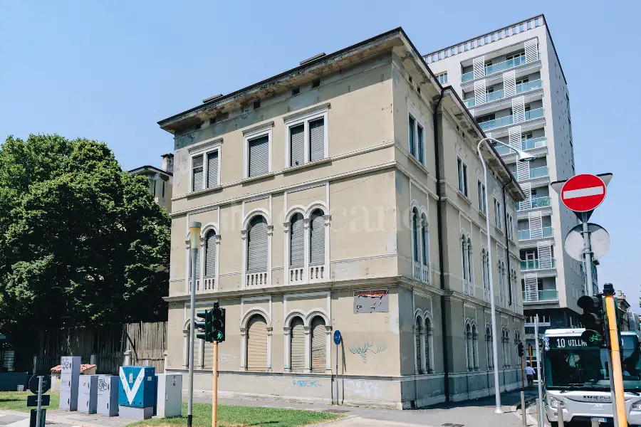 Palazzo in vendita di 7.000 mq trattativa riservata (rif. 21/2025)