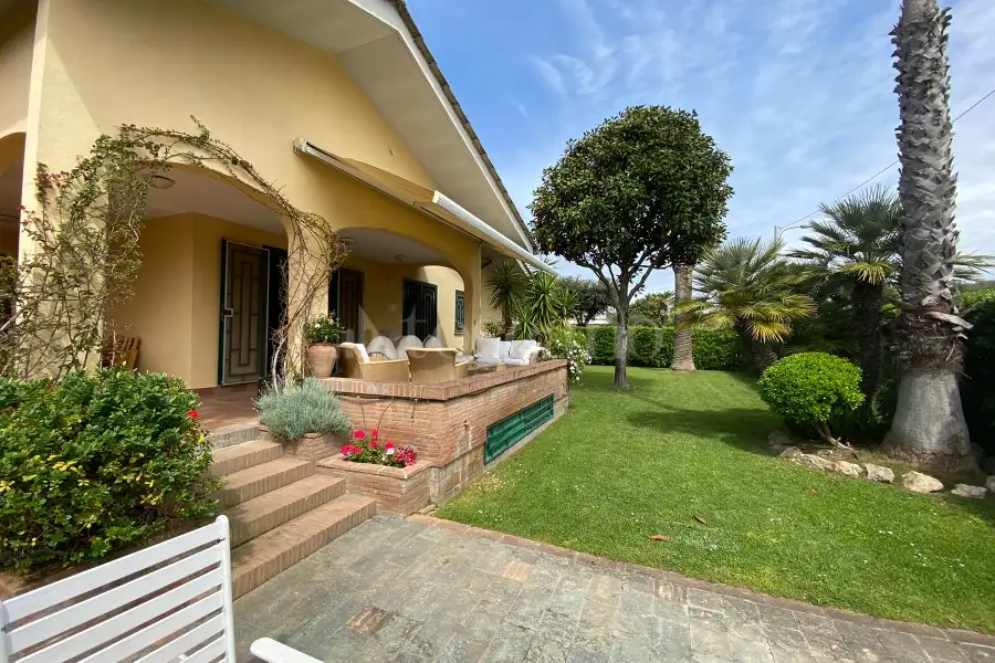 Villa Bifamiliare in affitto di 100 mq a €8.500 (rif. 15/2026)