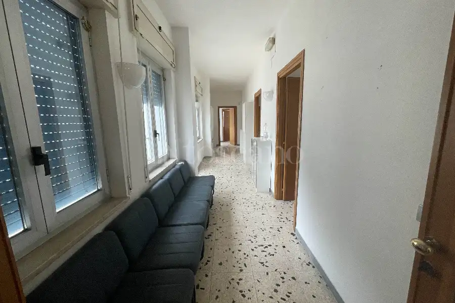 Ufficio in affitto di 200 mq a €1.250 (rif. 27/2026)