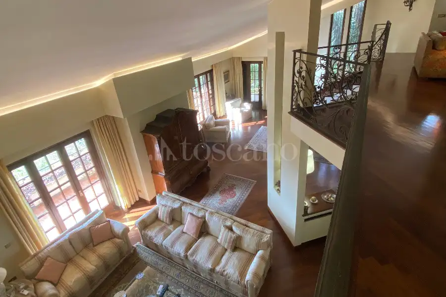 Villa Plurifamiliare in vendita di 850 mq a €899.000 (rif. 5/2026)