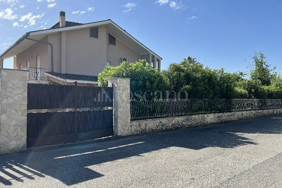 Villa in vendita di 320 mq a €359.000 (rif. 12/2026)