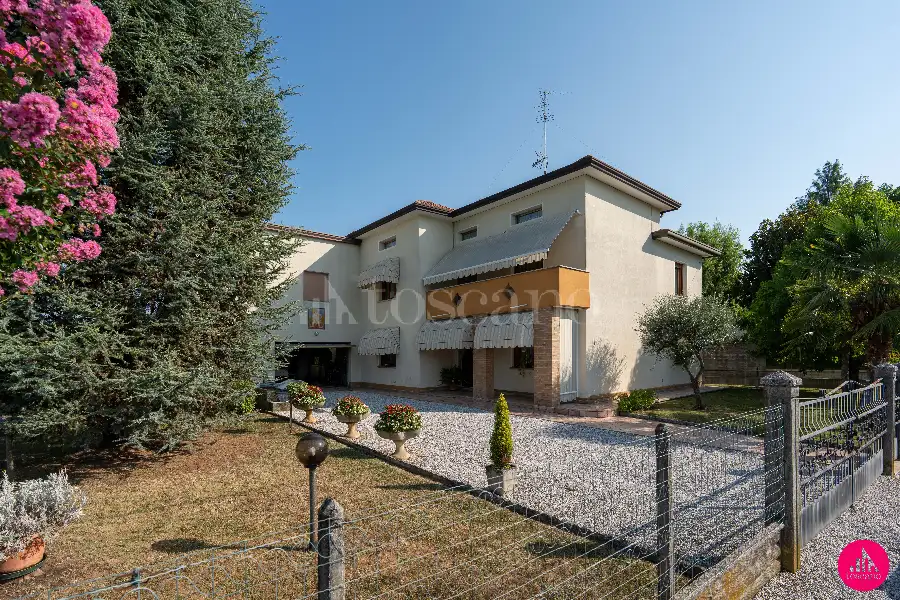 Casa Indipendente in vendita di 254 mq a €250.000 (rif. 150/2026)