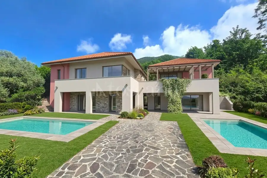 Villa in vendita di 200 mq a €780.000 (rif. 38/2026)