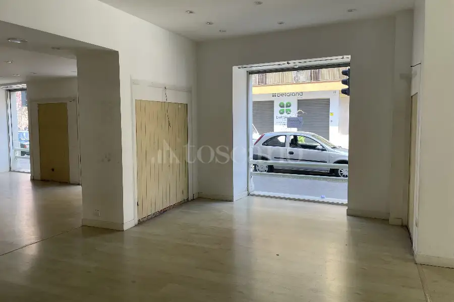 Negozio in affitto di 250 mq a €6.800 (rif. 18/2026)