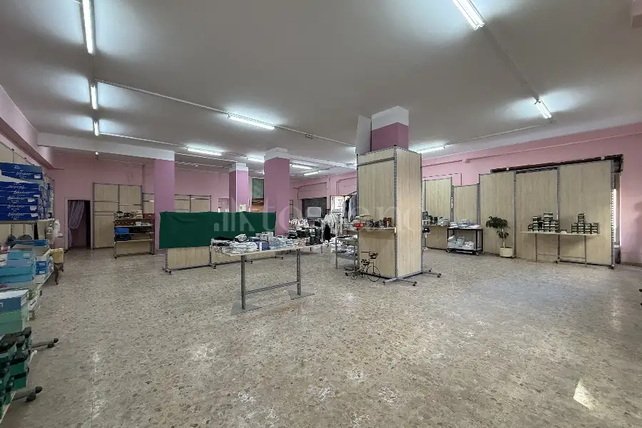 Negozio in vendita di 416 mq a €213.000 (rif. 4/2026)