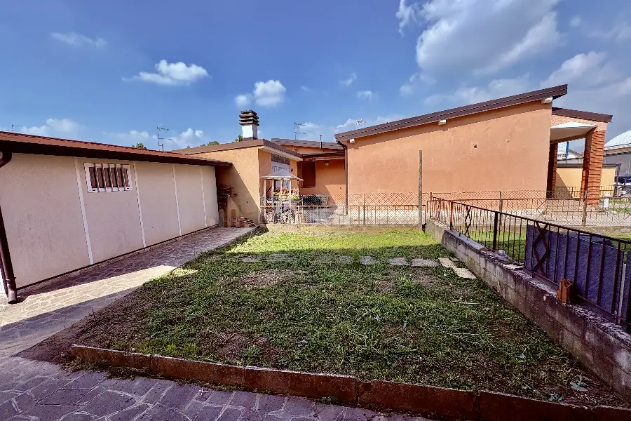 Villa Bifamiliare in vendita di 120 mq a €330.000 (rif. 17/2026)