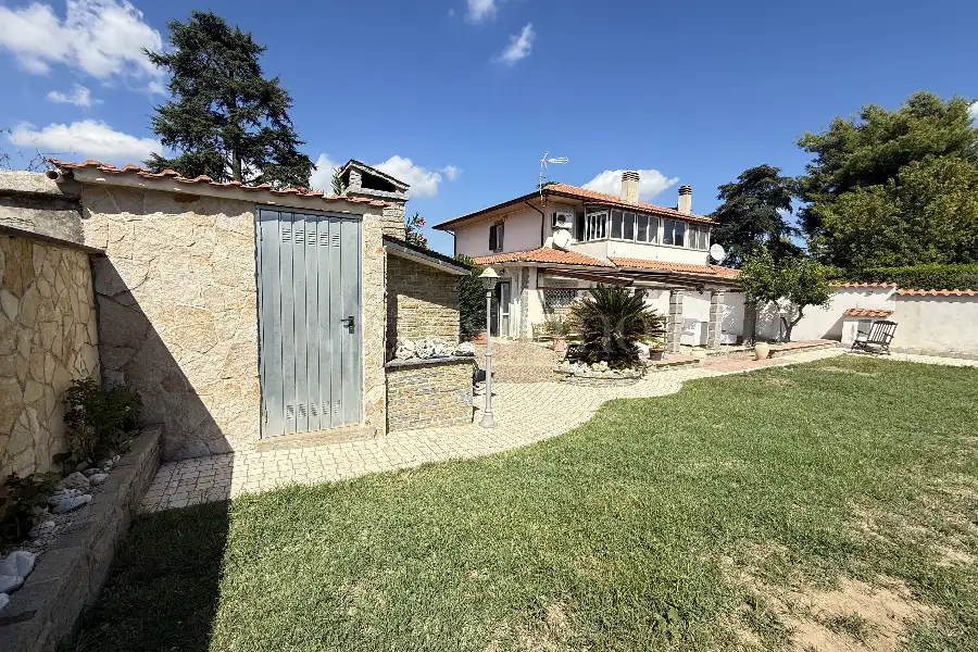 Villa Bifamiliare in vendita di 200 mq a €499.000 (rif. 10/2025)