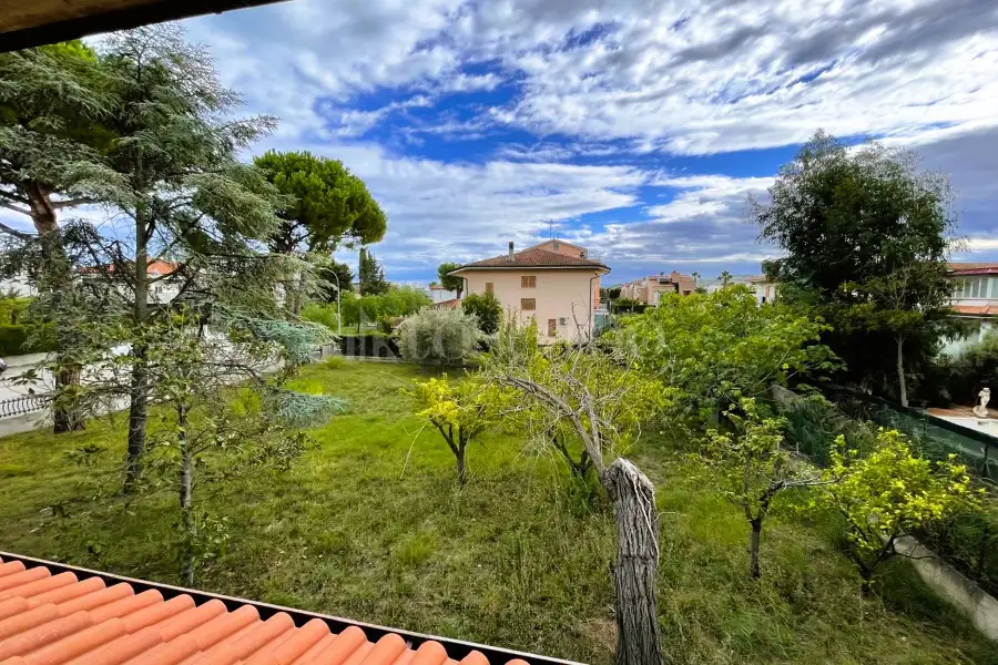 Villa in vendita di 305 mq a €650.000 (rif. 12/2025)