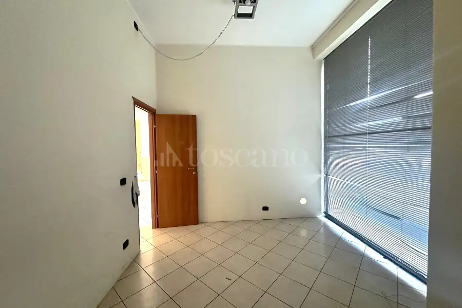 Negozio in affitto di 122 mq a €2.400 (rif. 233/2025)