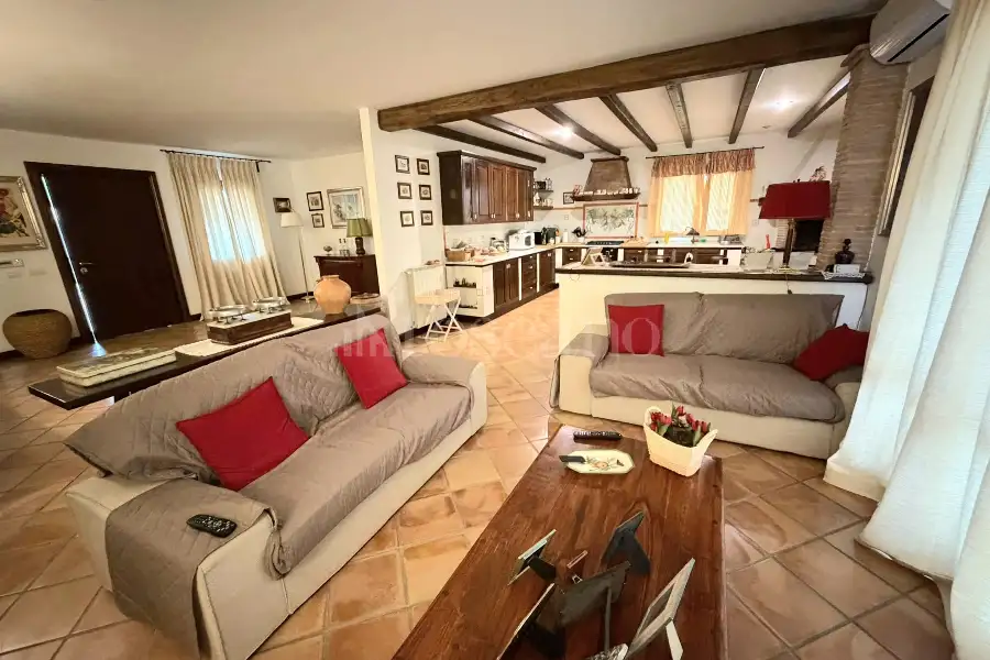 Villa Bifamiliare in vendita di 400 mq a €829.000 (rif. 33/2026)