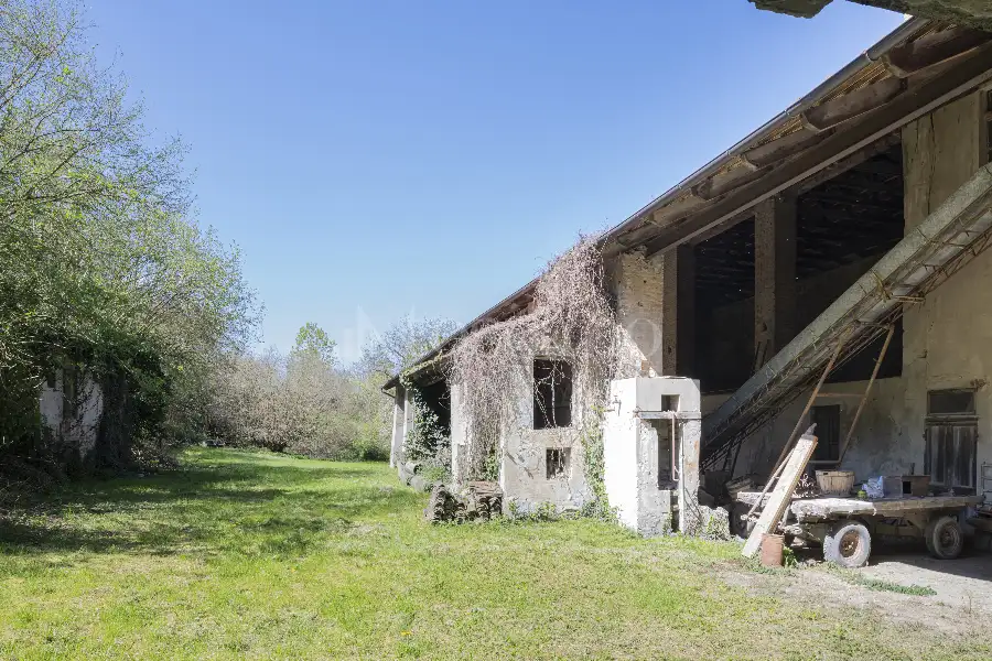 Casale in vendita di 1.000 mq a €1.150.000 (rif. 5/2026)