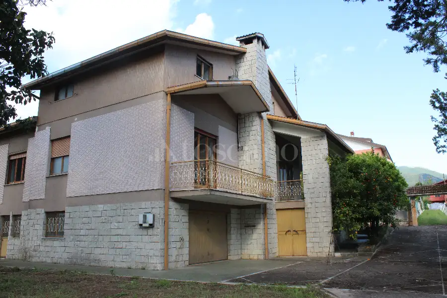 Villa in vendita di 300 mq a €220.000 (rif. 10/2025)