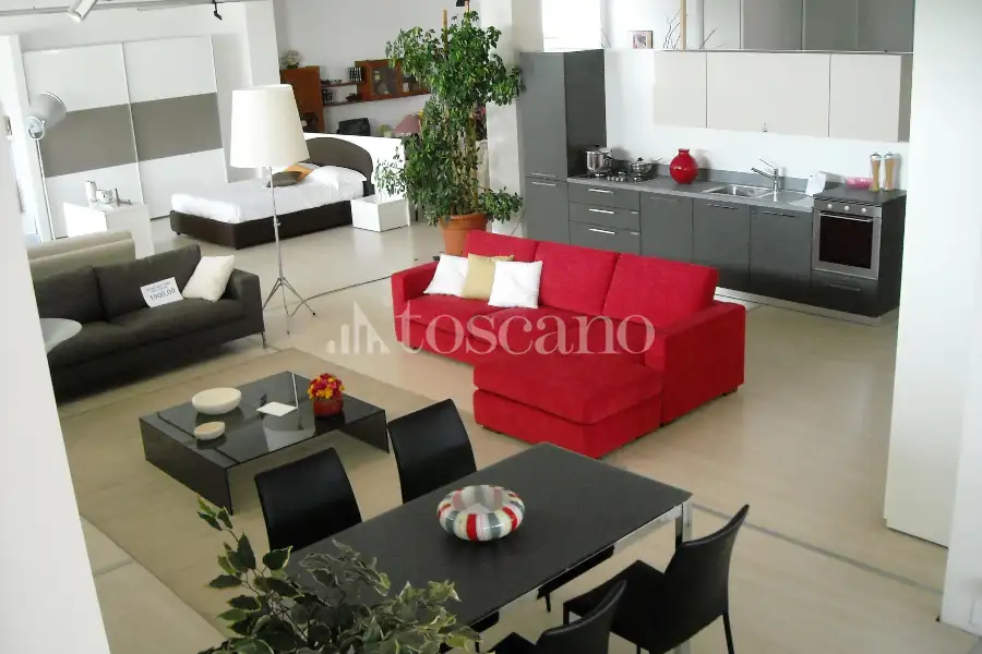 Negozio in vendita di 2220 mq a €620,000 (rif. MRE1010VE)