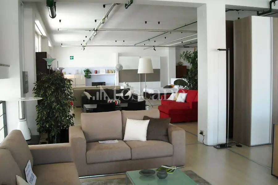 Negozio in vendita di 2220 mq a €620,000 (rif. MRE1010VE)