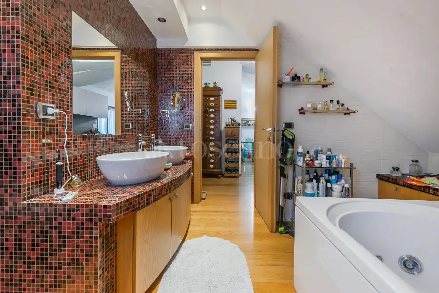 Villa Bifamiliare in vendita di 680 mq trattativa riservata (rif. 42/2025)