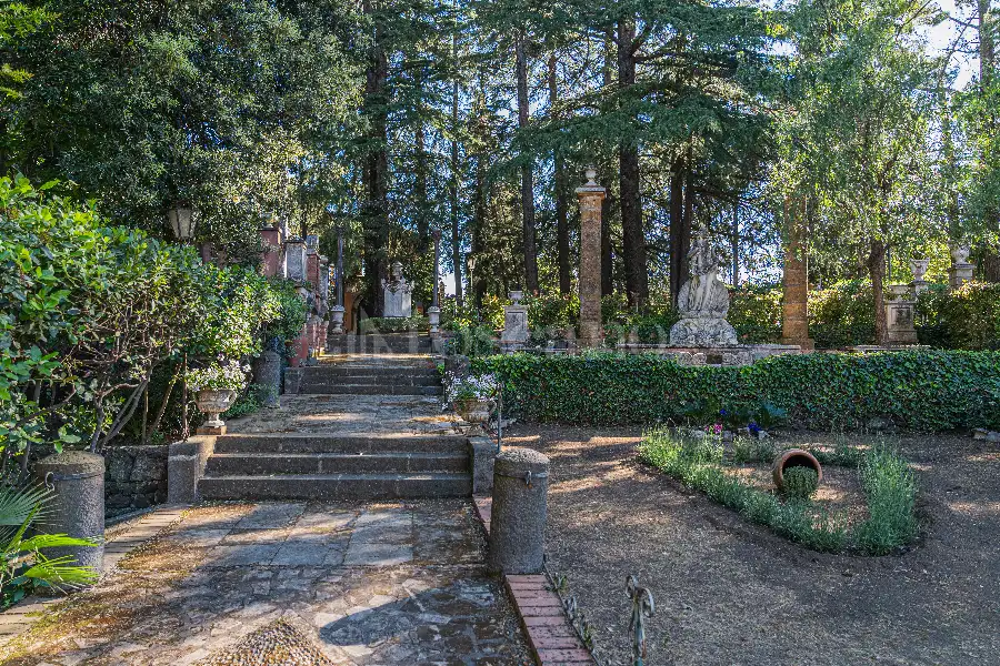 Villa in vendita di 1.200 mq a €4.250.000 (rif. 61/2026)