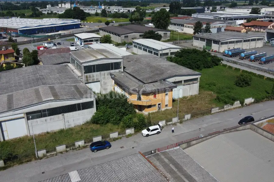 Capannone in vendita di 2000 mq a €740,000 (rif. TS0044VE)
