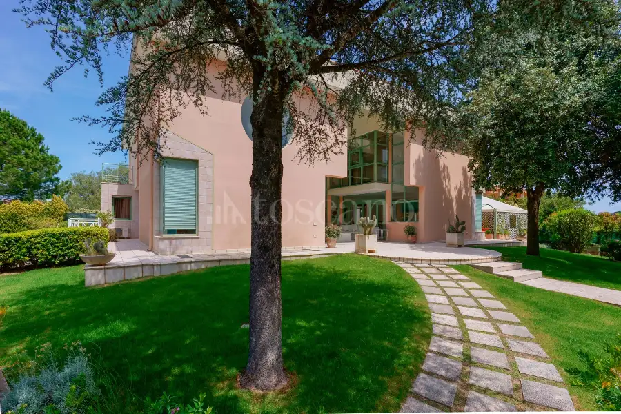 Villa in vendita di 500 mq a €990.000 (rif. 100/2025)