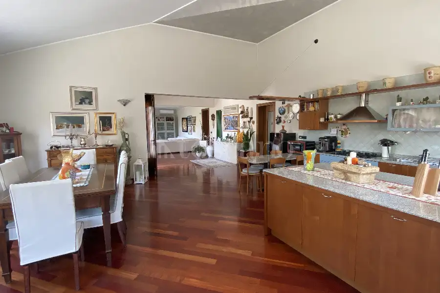 Villa in vendita di 309 mq a €420.000 (rif. 10/2026)