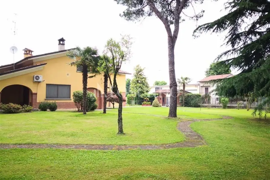 Capannone in vendita di 1500 mq a €710,000 (rif. TS0053VE)