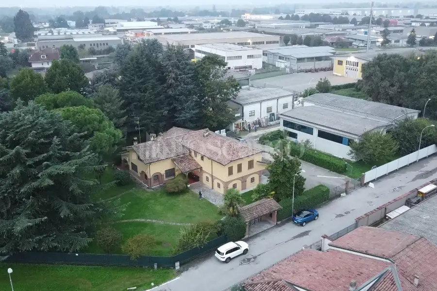 Capannone in vendita di 1500 mq a €710,000 (rif. TS0053VE)