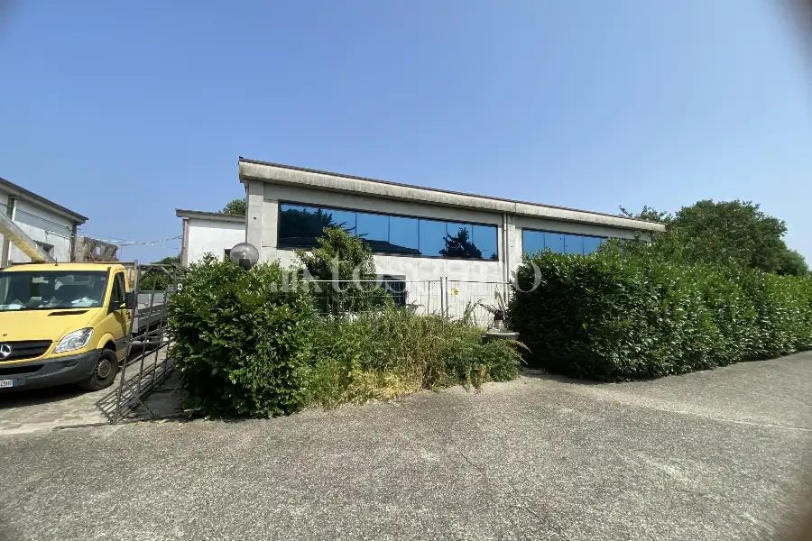 Capannone in vendita di 1500 mq a €710,000 (rif. TS0053VE)