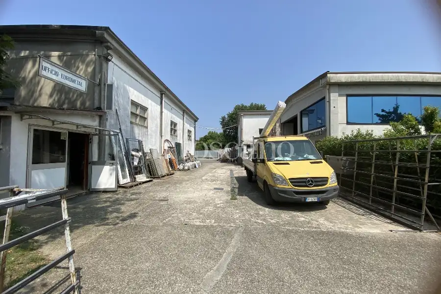 Capannone in vendita di 1500 mq a €710,000 (rif. TS0053VE)