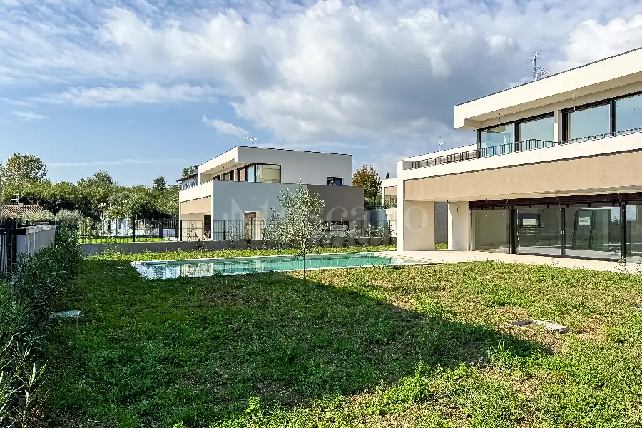 Villa in vendita di 292 mq a €1.590.000 (rif. 12/2025)