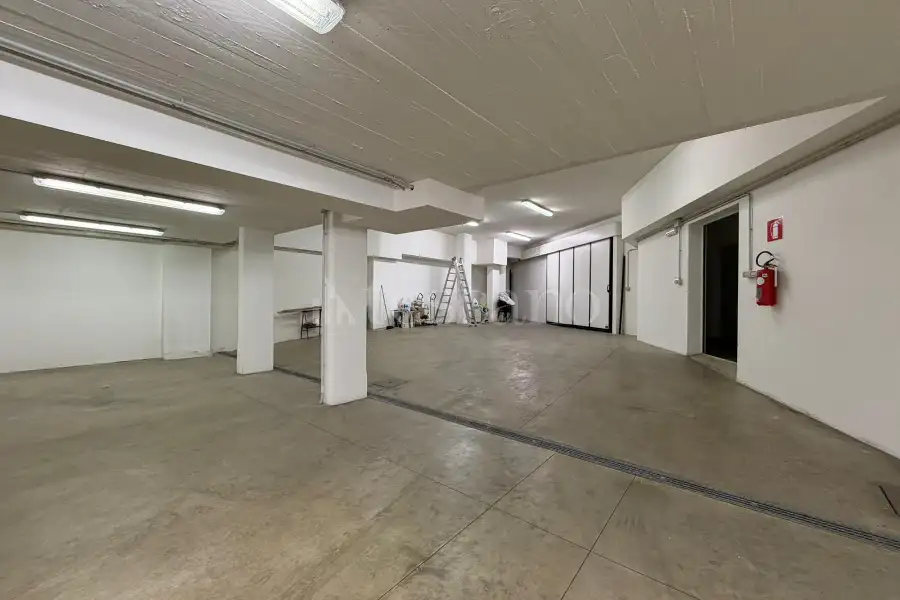 Magazzino in affitto di 350 mq a €900 (rif. 21/2026)