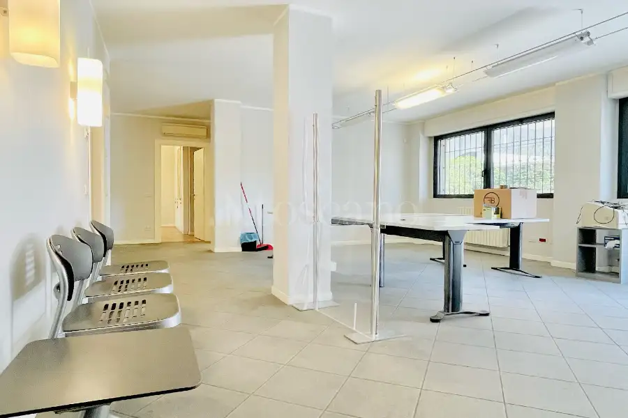 Ufficio in vendita di 300 mq a €650.000 (rif. 48/2026)