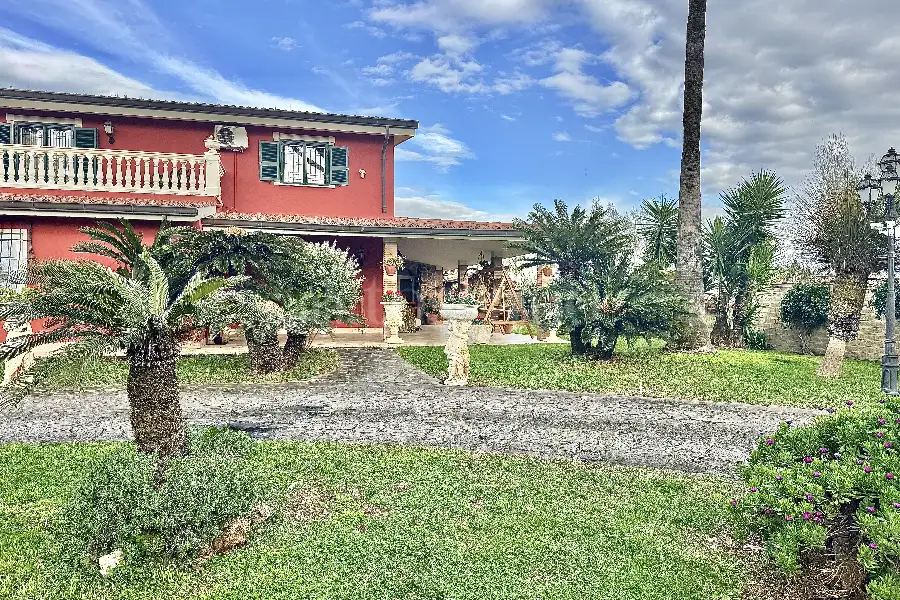 Villa in vendita di 300 mq a €445.000 (rif. 11/2025)