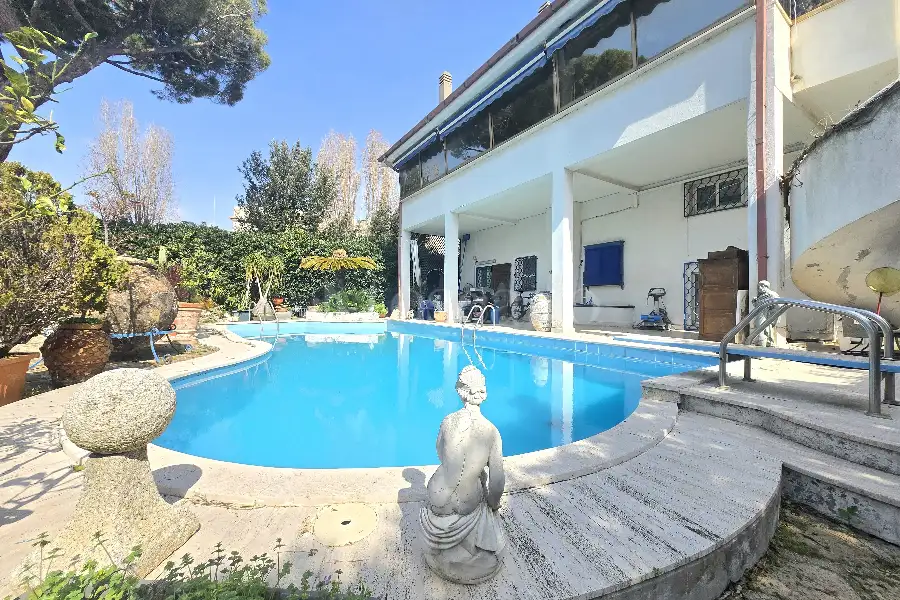 Villa in vendita di 700 mq a €870.000 (rif. 10/2026)