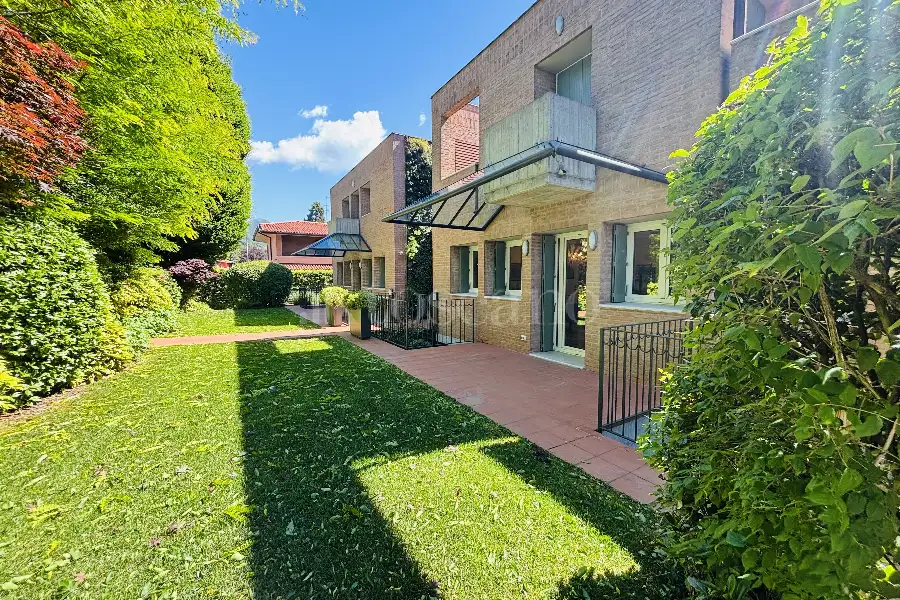Villa Bifamiliare in vendita di 320 mq a €780.000 (rif. 65/2025)