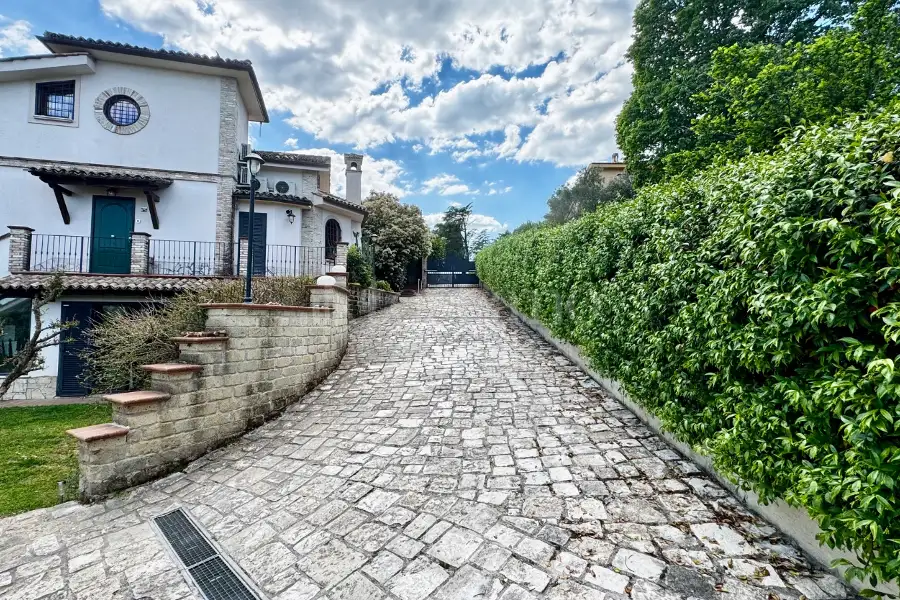 Villa in vendita di 356 mq a €849.000 (rif. 12/2026)