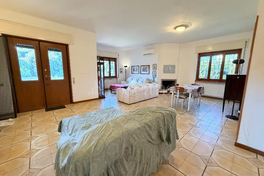 Villa in vendita di 250 mq a €739.000 (rif. 100/2026)