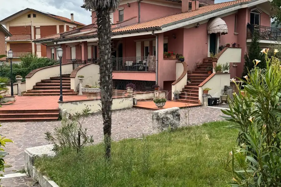 Villa in vendita di 500 mq a €520.000 (rif. 104/2025)