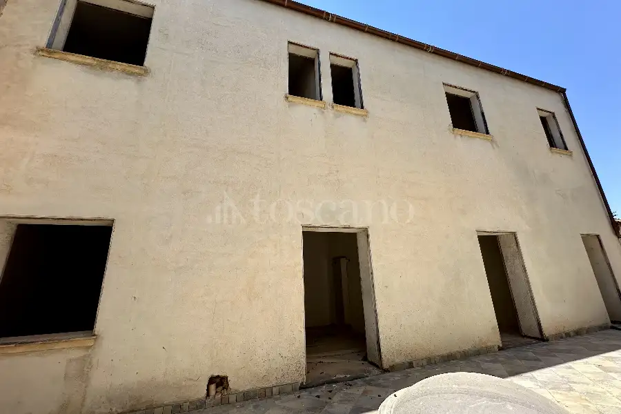 Casale in vendita di 1.300 mq a €1.350.000 (rif. 49/2026)