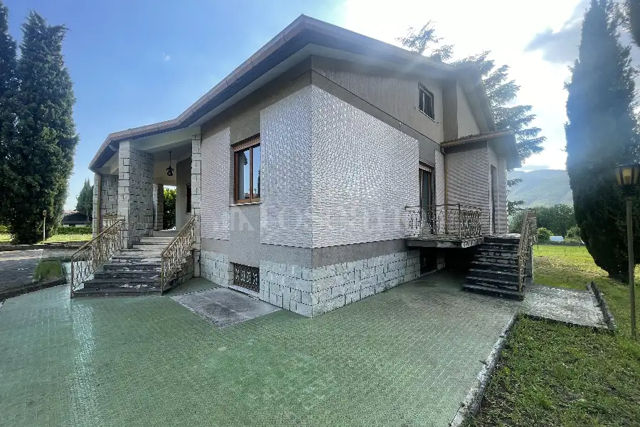 Villa in vendita di 300 mq a €220.000 (rif. 10/2025)