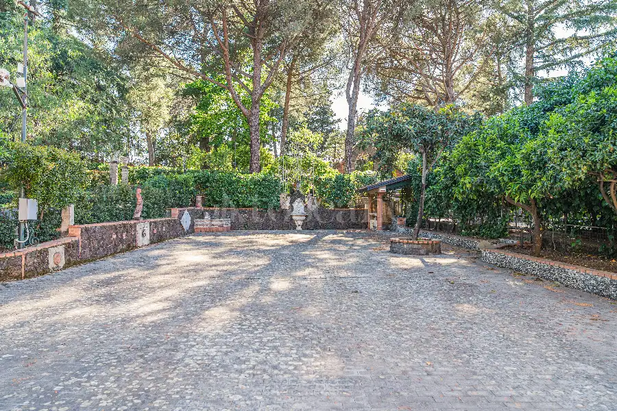 Villa in vendita di 1.200 mq a €4.250.000 (rif. 61/2026)