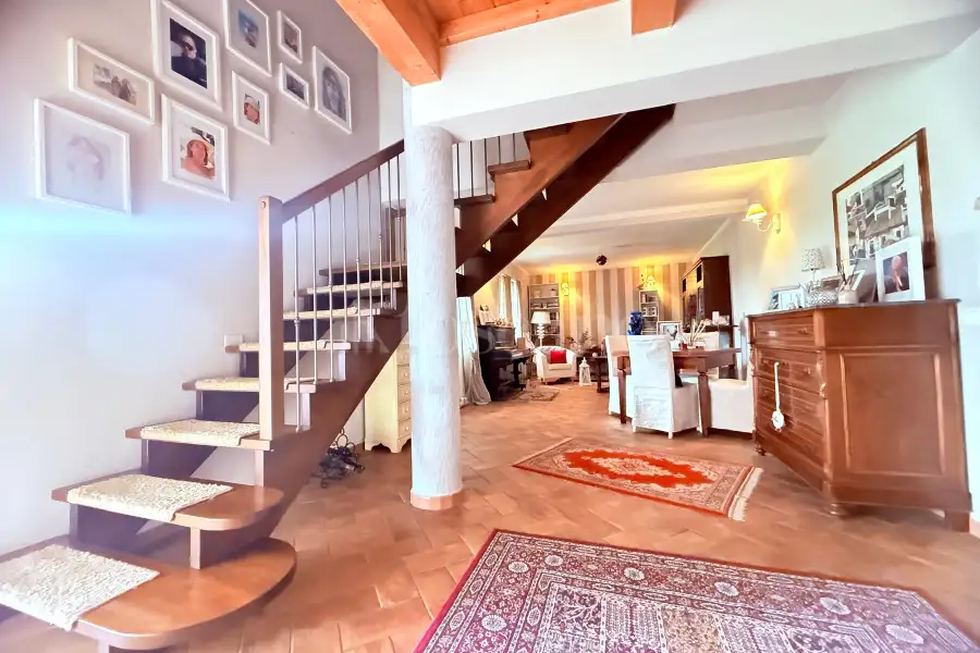 Casale in vendita di 300 mq a €990.000 (rif. 9/2026)