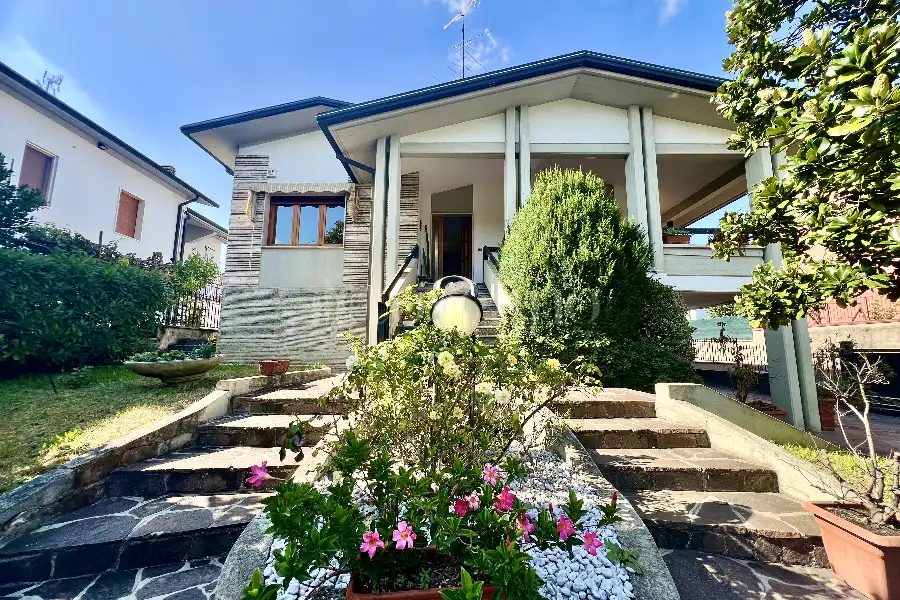 Villa in vendita di 400 mq a €700.000 (rif. 59/2025)