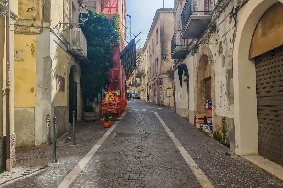 Negozio in affitto di 80 mq a €850 (rif. 11/2026)