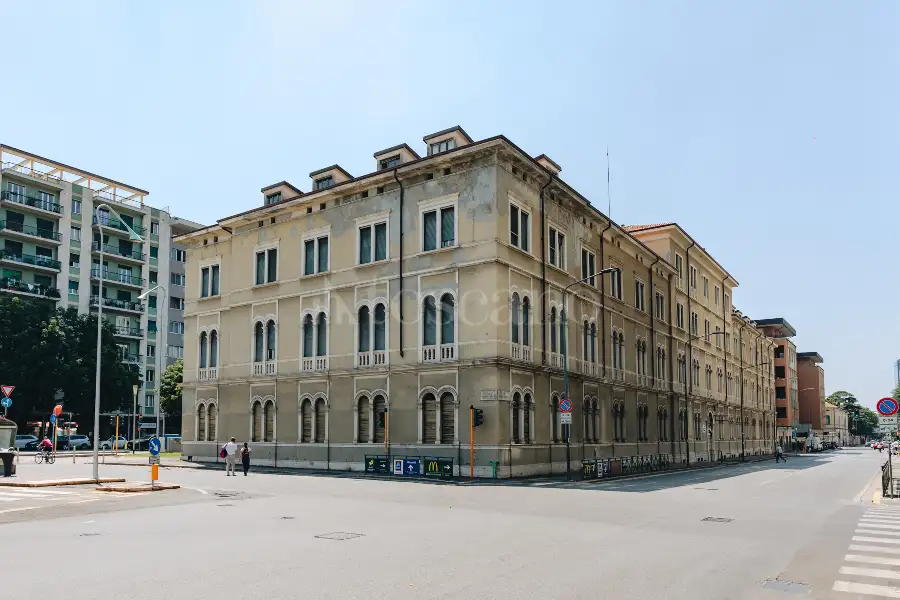 Palazzo in vendita di 7.000 mq trattativa riservata (rif. 21/2025)